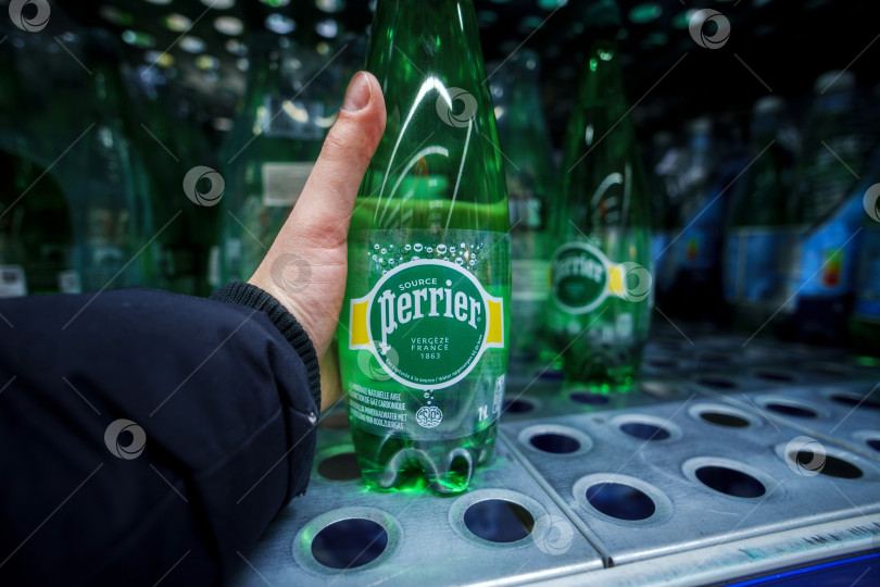 Скачать Тюмень, Россия-01 февраля 2025 года: Бутылка газированной природной минеральной воды Perrier. фотосток Ozero