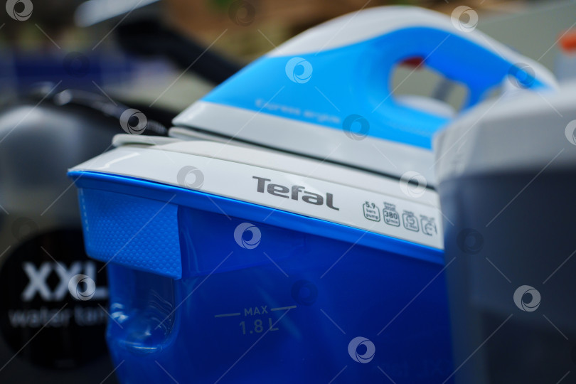 Скачать Тюмень, Россия-22 мая 2025 г.: Паровой утюг Tefal синего цвета с логотипом от компании design and efficient features для дома фотосток Ozero