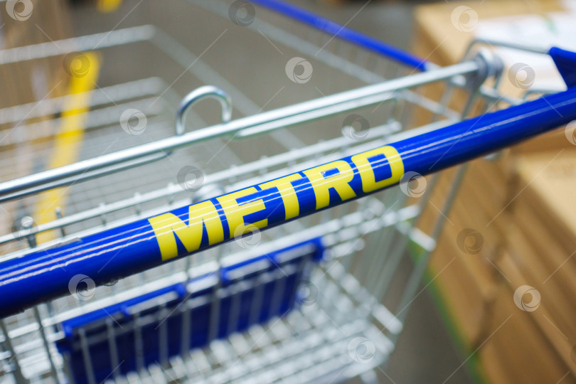 Скачать Тюмень, Россия-22 мая 2025 года: Вывеска и бренд магазина Metro Cash and Carry с логотипом фотосток Ozero