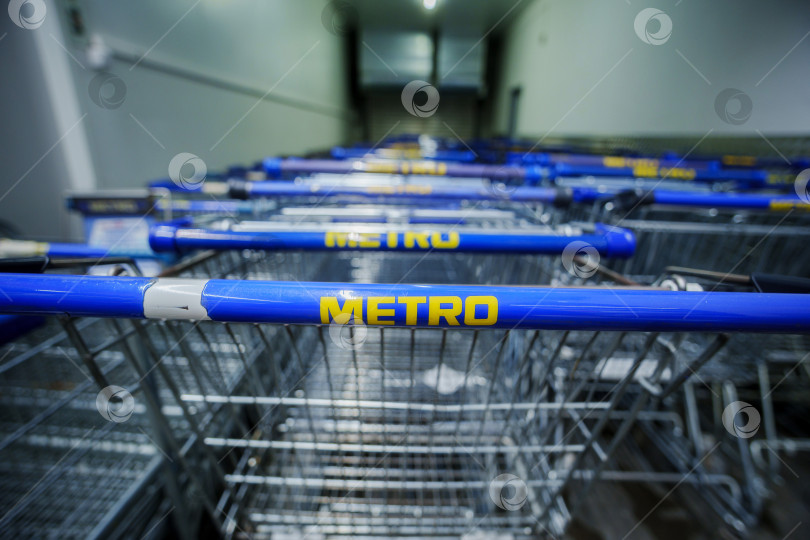 Скачать Тюмень, Россия -01 февраля 2025 года: Магазин Metro Cash and Carry, логотип. Выборочный подход фотосток Ozero