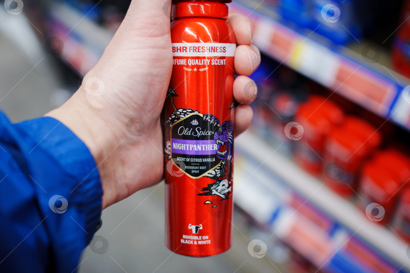 Скачать Тюмень, Россия - 22 мая 2025 года: Дезодорант-спрей для тела old spice представлен в магазине фотосток Ozero