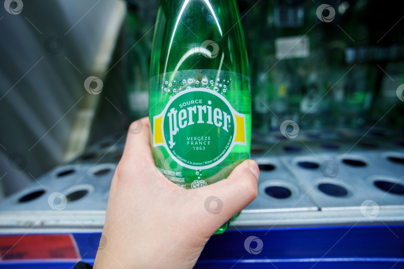 Скачать Тюмень, Россия-01 февраля 2025 года: Perrier - это марка минеральной воды из источника во французской деревне фотосток Ozero