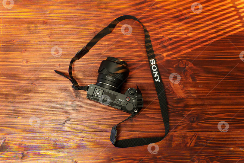 Скачать Тюмень, Россия-01 мая 2025 года: Sony Alpha ZV-E10 II - APS-C фотосток Ozero