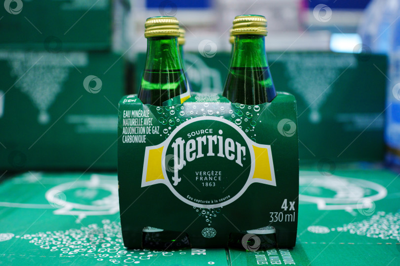 Скачать Тюмень, Россия -22 мая 2025 года: Perrier - это марка минеральной воды из источника во французской деревне фотосток Ozero