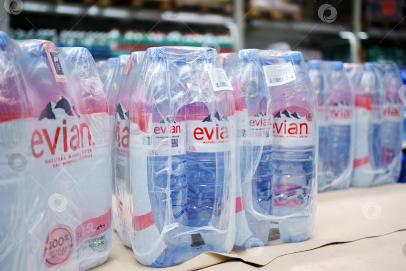 Скачать Тюмень, Россия-22 мая 2025 года: Напиток Evian bottle water на полках в супермаркете фотосток Ozero
