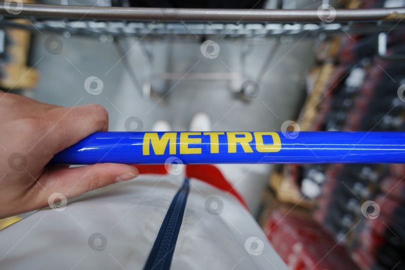 Скачать Тюмень, Россия-02 ноября 2024 года: Магазин Metro Cash and Carry, логотип. Выборочный подход фотосток Ozero