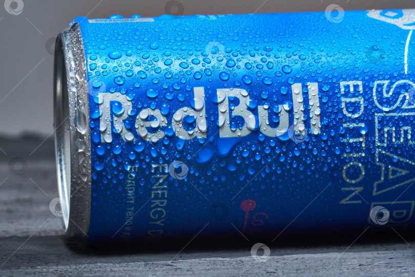Скачать Тюмень, Россия - 10 июня 2025 года: Логотип Red Bull - самого популярного энергетического напитка в мире. фотосток Ozero