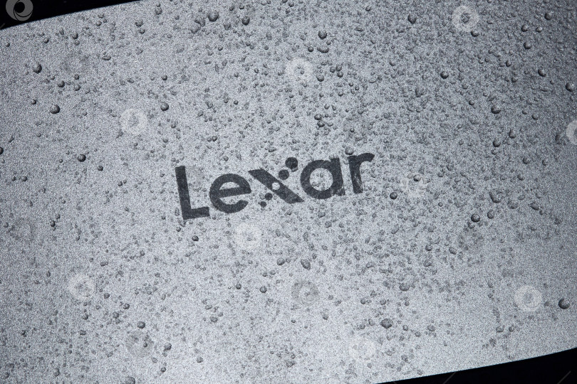 Скачать Тюмень, Россия - 10 июня 2025 года: макрос с логотипом бренда Lexar крупным планом фотосток Ozero
