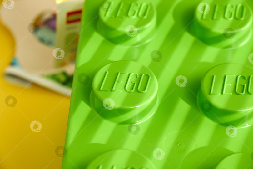 Скачать Тюмень, Россия - 8 июля 2025 года: Красочные строительные блоки Lego, собранные в игровой дизайн и яркие цвета крупным планом. фотосток Ozero