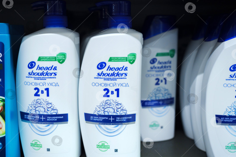 Скачать Тюмень, Россия - 22 мая 2025 года: На выставке Head and shoulders представлен ассортимент флаконов, предназначенных для ухода за волосами и гигиены. фотосток Ozero