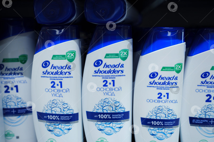 Скачать Тюмень, Россия - 22 мая 2025 года: На выставке Head and shoulders представлен ассортимент флаконов, предназначенных для ухода за волосами и гигиены. фотосток Ozero