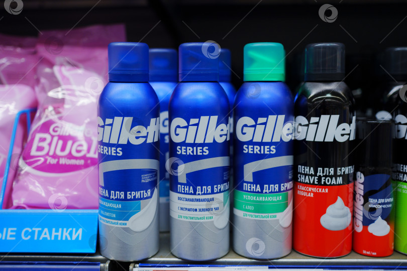 Скачать Тюмень, Россия - 22 мая 2025 года: Продукция Gillette с пеной для бритья выставлена на полке в розничном магазине фотосток Ozero