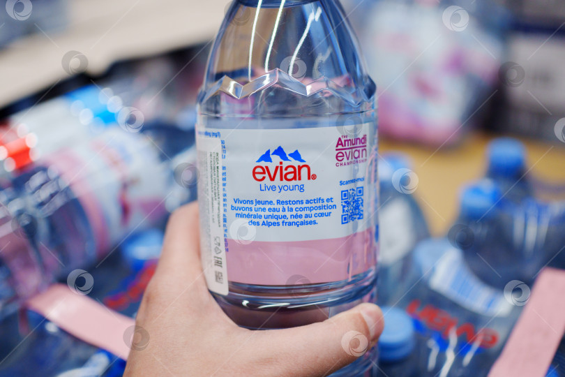 Скачать Тюмень, Россия -22 мая 2025 года: Натуральная минеральная вода Evian в торговом магазине фотосток Ozero