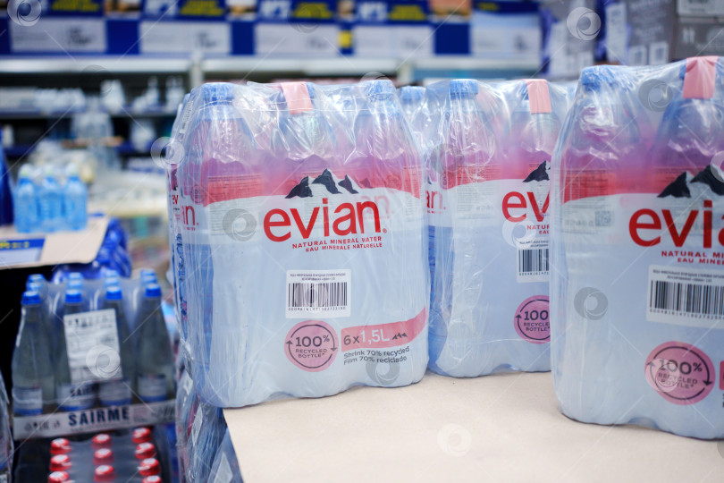 Скачать Тюмень, Россия -22 мая 2025 года: Природная минеральная вода Evian на древесине. сделано во Франции фотосток Ozero
