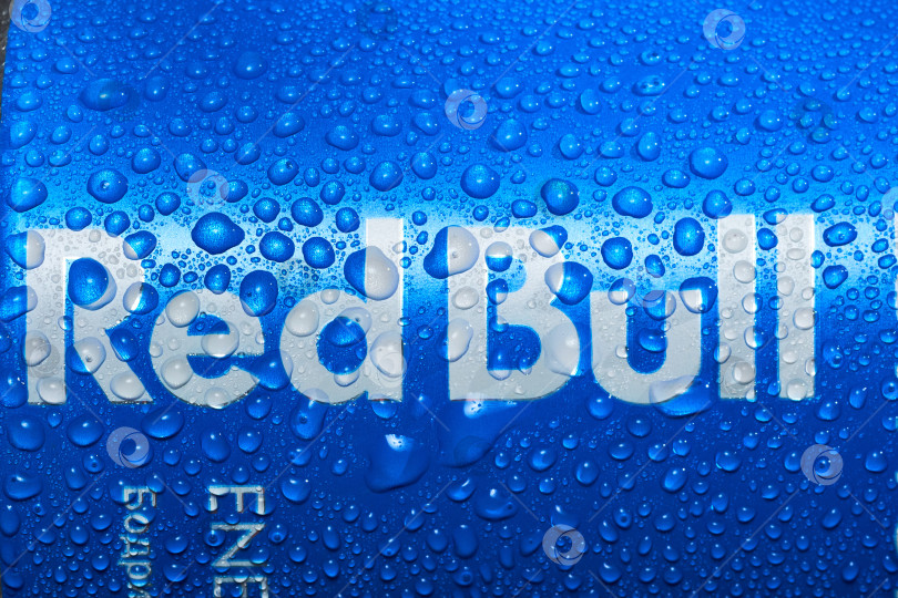 Скачать Тюмень, Россия - 10 июня 2025 года: Логотип Red Bull - самого популярного энергетического напитка в мире. фотосток Ozero