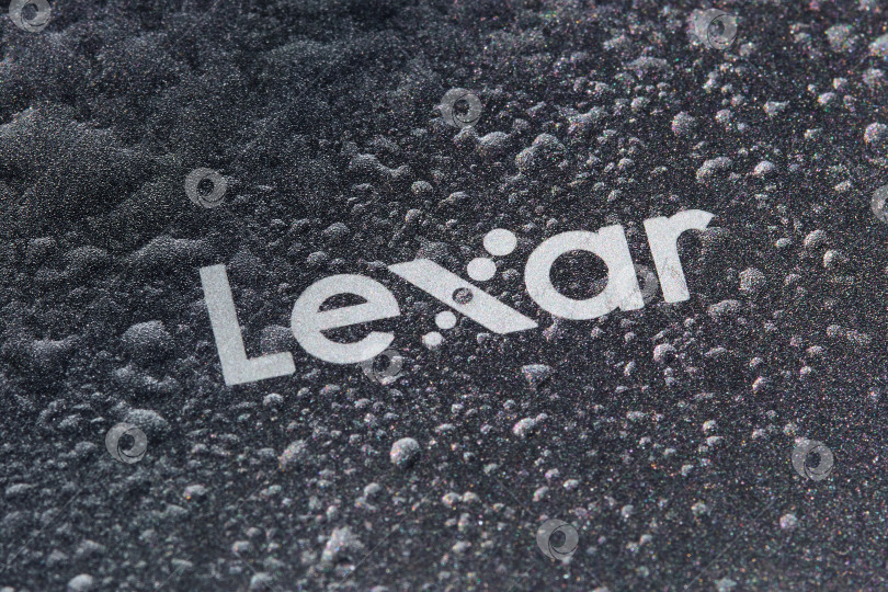 Скачать Тюмень, Россия - 10 июня 2025 года: макрос с логотипом бренда Lexar крупным планом фотосток Ozero