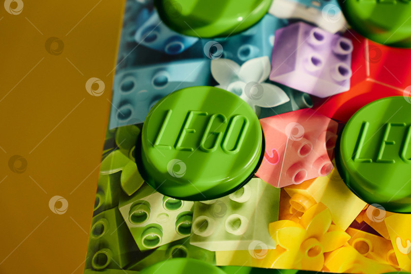 Скачать Тюмень, Россия - 8 июля 2025 года: Красочные строительные блоки Lego, собранные в игровой дизайн и яркие цвета крупным планом. фотосток Ozero