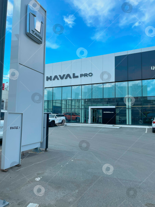 Скачать Тюмень, Россия - 10 июня 2025 года: Современный автосалон Haval pro представляет широкий стеклянный фасад, на котором представлены новые автомобили фотосток Ozero