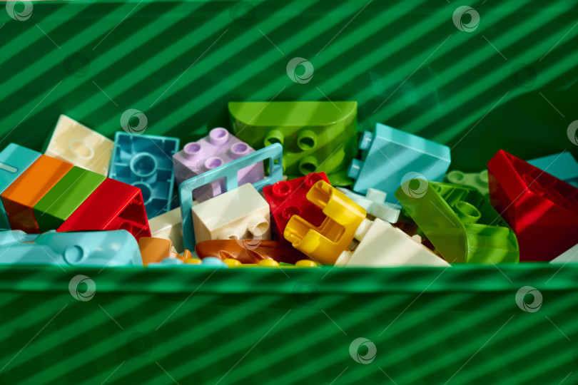 Скачать Тюмень, Россия - 8 июля 2025 года: Красочные строительные блоки Lego создают бесконечные возможности для игр в ярком пластиковом корпусе. фотосток Ozero