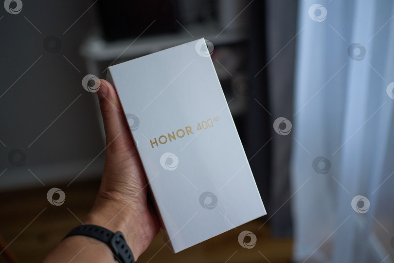 Скачать Тюмень, Россия - 15 августа 2025 года: HONOR 400 - базовая модель 2025 года среднего ценового сегмента от HONOR фотосток Ozero
