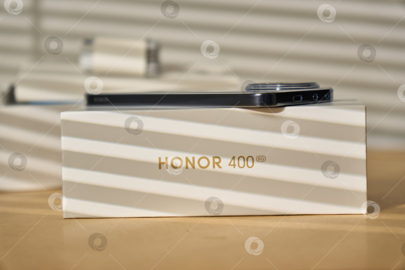 Скачать Тюмень, Россия- 15 августа 2025 года: смартфон HONOR 400 получил лаконичный дизайн фотосток Ozero