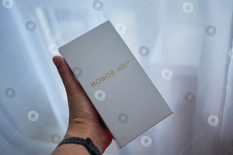 Скачать Тюмень, Россия - 15 августа 2025 года: HONOR 400 - базовая модель 2025 года среднего ценового сегмента от HONOR фотосток Ozero