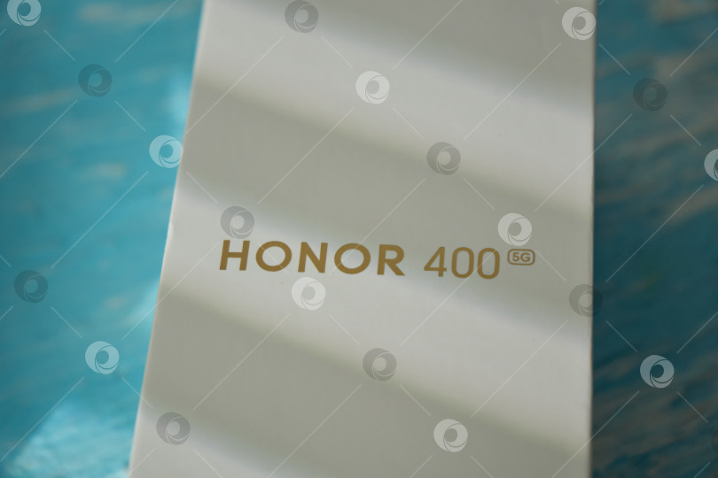 Скачать Тюмень, Россия - 15 августа 2025 года: HONOR 400 - базовая модель 2025 года среднего ценового сегмента от HONOR фотосток Ozero