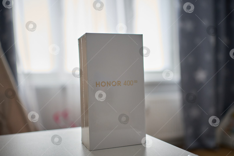 Скачать Тюмень, Россия - 15 августа 2025 года: Смартфон Honor 400 оснащен сенсорным дисплеем AMOLED с диагональю 6,55 фотосток Ozero