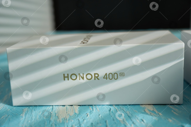 Скачать Тюмень, Россия - 15 августа 2025 года: HONOR 400 - базовая модель 2025 года среднего ценового сегмента от HONOR фотосток Ozero