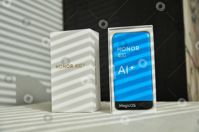 Скачать Тюмень, Россия -15 августа 2025 года: Honor 400 поддерживает мобильные сети до 5G, два диапазона Wi-Fi 6 и Bluetooth 5.4. фотосток Ozero