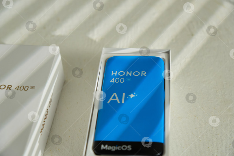 Скачать Тюмень, Россия -15 августа 2025 года: Honor 400 поддерживает мобильные сети до 5G, два диапазона Wi-Fi 6 и Bluetooth 5.4. фотосток Ozero