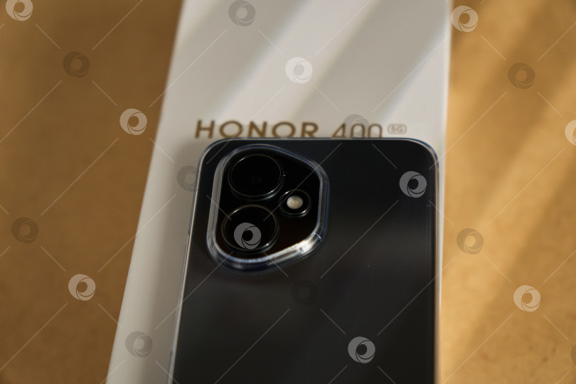 Скачать Тюмень, Россия- 15 августа 2025 года: смартфон HONOR 400 получил лаконичный дизайн фотосток Ozero