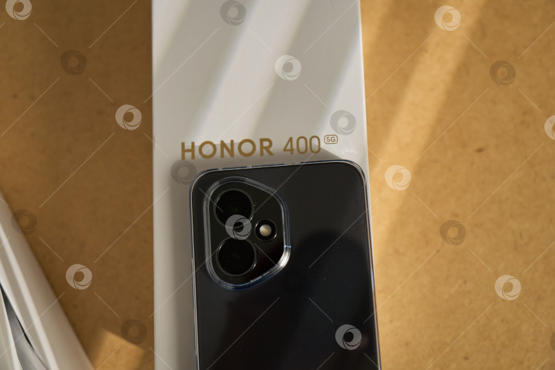 Скачать Тюмень, Россия- 15 августа 2025 года: смартфон HONOR 400 получил лаконичный дизайн фотосток Ozero