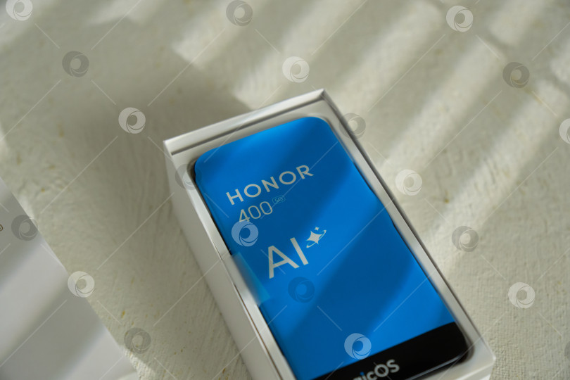Скачать Тюмень, Россия -15 августа 2025 года: Honor 400 поддерживает мобильные сети до 5G, два диапазона Wi-Fi 6 и Bluetooth 5.4. фотосток Ozero