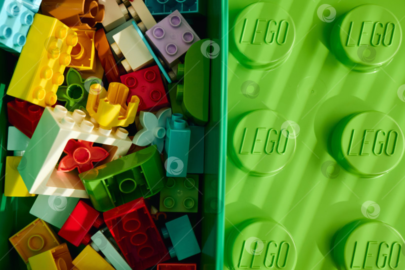 Скачать Тюмень, Россия - 8 июля 2025 года: Красочные строительные блоки Lego с игривым дизайном и яркими цветами собраны крупным планом. фотосток Ozero