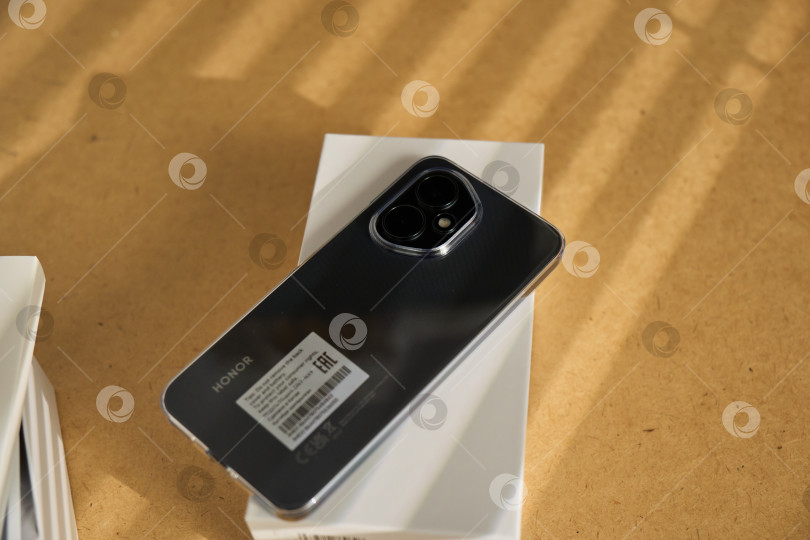 Скачать Тюмень, Россия- 15 августа 2025 года: смартфон HONOR 400 получил лаконичный дизайн фотосток Ozero