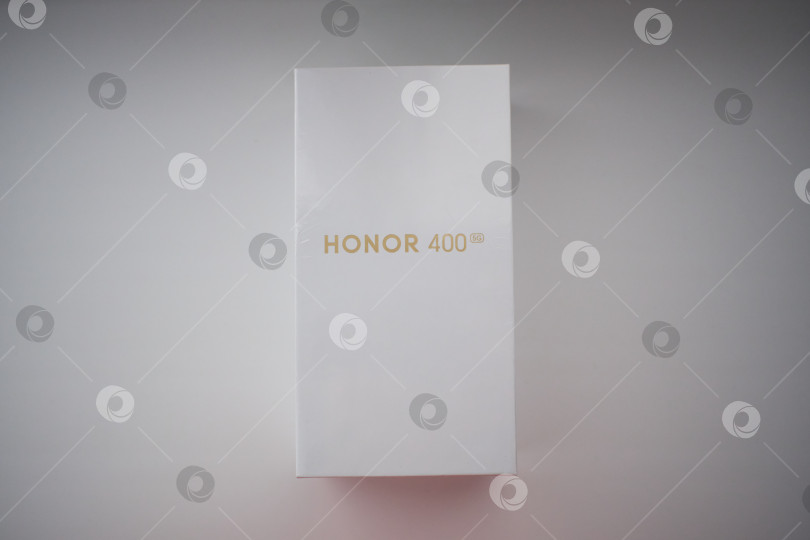 Скачать Тюмень, Россия - 15 августа 2025 года: Смартфон Honor 400 оснащен сенсорным дисплеем AMOLED с диагональю 6,55 фотосток Ozero