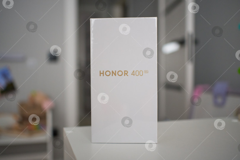 Скачать Тюмень, Россия - 15 августа 2025 года: Смартфон Honor 400 оснащен сенсорным дисплеем AMOLED с диагональю 6,55 фотосток Ozero