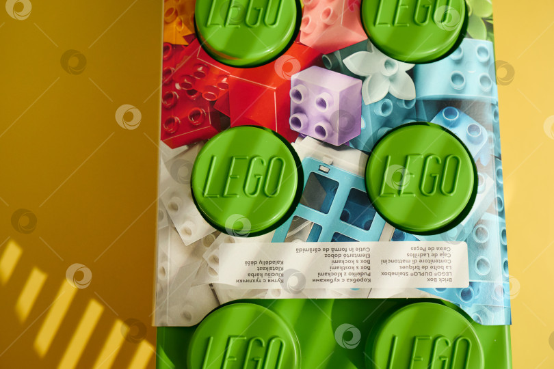 Скачать Тюмень, Россия - 8 июля 2025 года: Красочные строительные блоки Lego с игривым дизайном и яркими цветами собраны крупным планом. фотосток Ozero