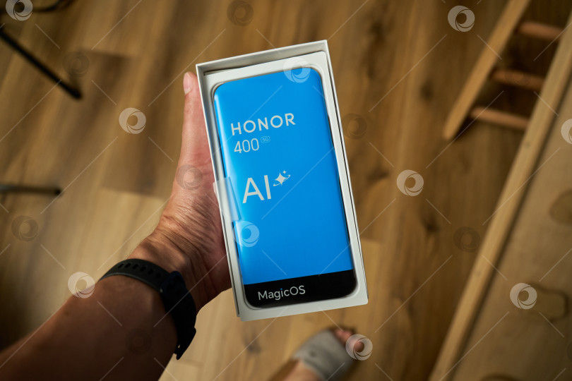 Скачать Тюмень, Россия -15 августа 2025 года: Honor 400 поддерживает мобильные сети до 5G, два диапазона Wi-Fi 6 и Bluetooth 5.4. фотосток Ozero