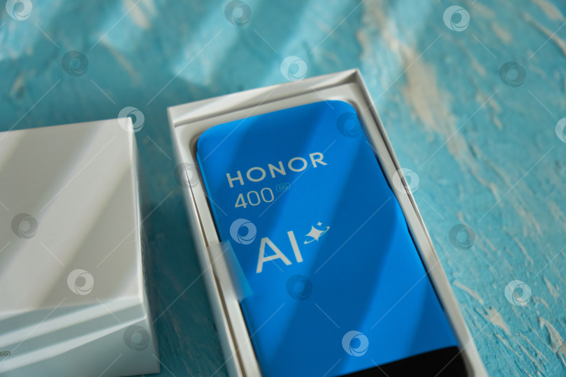 Скачать Тюмень, Россия - 15 августа 2025 года: HONOR 400 - базовая модель 2025 года среднего ценового сегмента от HONOR фотосток Ozero