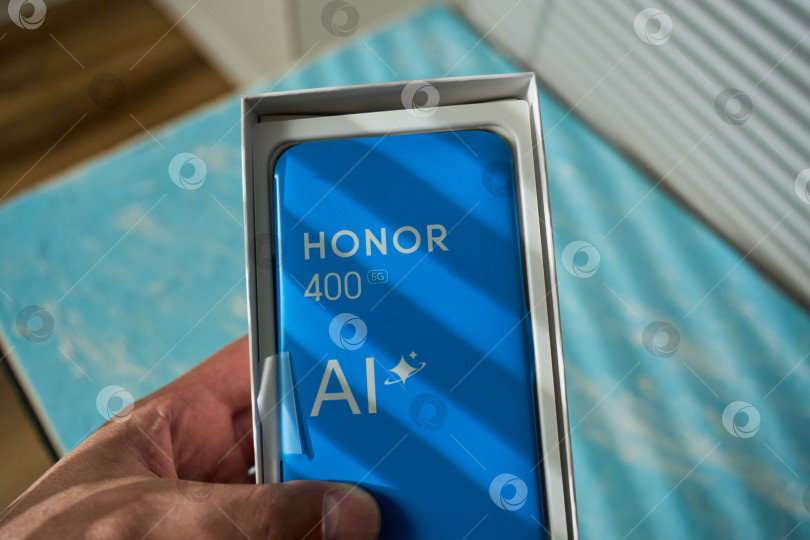 Скачать Тюмень, Россия -15 августа 2025 года: Honor 400 поддерживает мобильные сети до 5G, два диапазона Wi-Fi 6 и Bluetooth 5.4. фотосток Ozero
