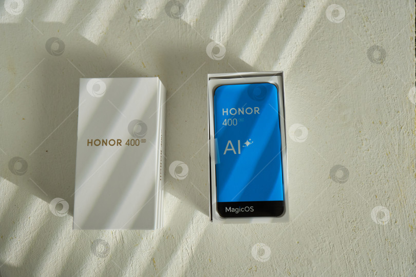 Скачать Тюмень, Россия -15 августа 2025 года: Honor 400 поддерживает мобильные сети до 5G, два диапазона Wi-Fi 6 и Bluetooth 5.4. фотосток Ozero