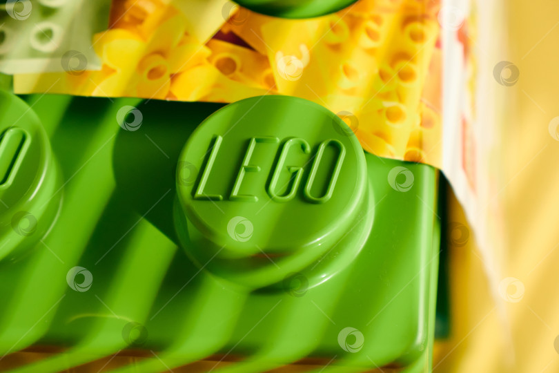 Скачать Тюмень, Россия - 8 июля 2025 года: Красочные строительные блоки Lego, собранные в игровой дизайн и яркие цвета крупным планом. фотосток Ozero