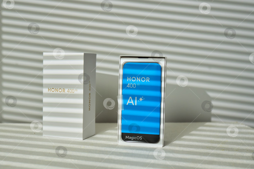Скачать Тюмень, Россия - 15 августа 2025 года: HONOR 400 - это мощный и стильный смартфон с большим экраном и высоким разрешением. фотосток Ozero
