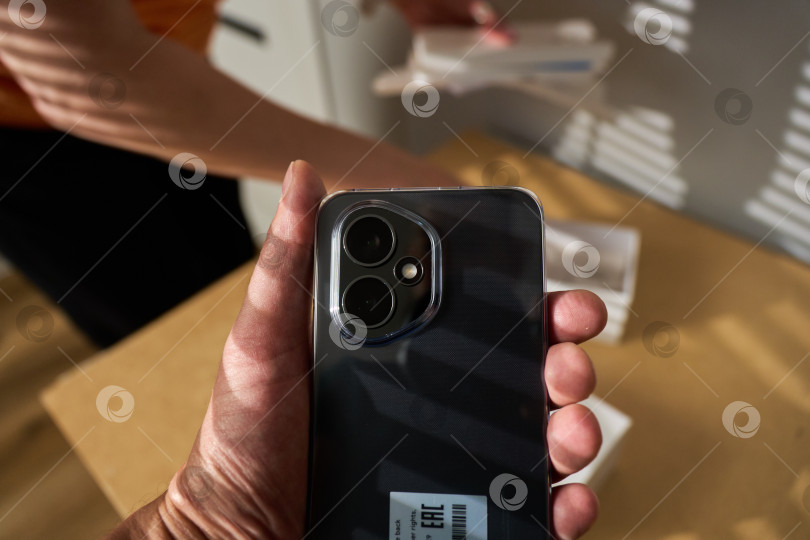 Скачать Тюмень, Россия - 15 августа 2025 года: HONOR 400 - это мощный и стильный смартфон с большим экраном и высоким разрешением. фотосток Ozero