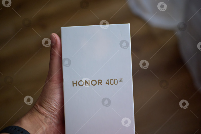 Скачать Тюмень, Россия - 15 августа 2025 года: HONOR 400 - базовая модель 2025 года среднего ценового сегмента от HONOR фотосток Ozero