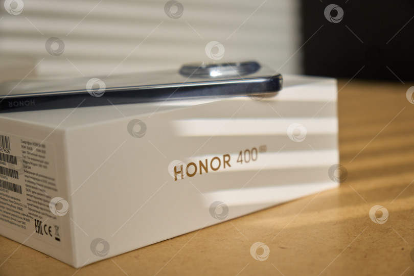 Скачать Тюмень, Россия- 15 августа 2025 года: смартфон HONOR 400 получил лаконичный дизайн фотосток Ozero