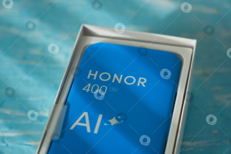Скачать Тюмень, Россия -15 августа 2025 года: Honor 400 поддерживает мобильные сети до 5G, два диапазона Wi-Fi 6 и Bluetooth 5.4. фотосток Ozero