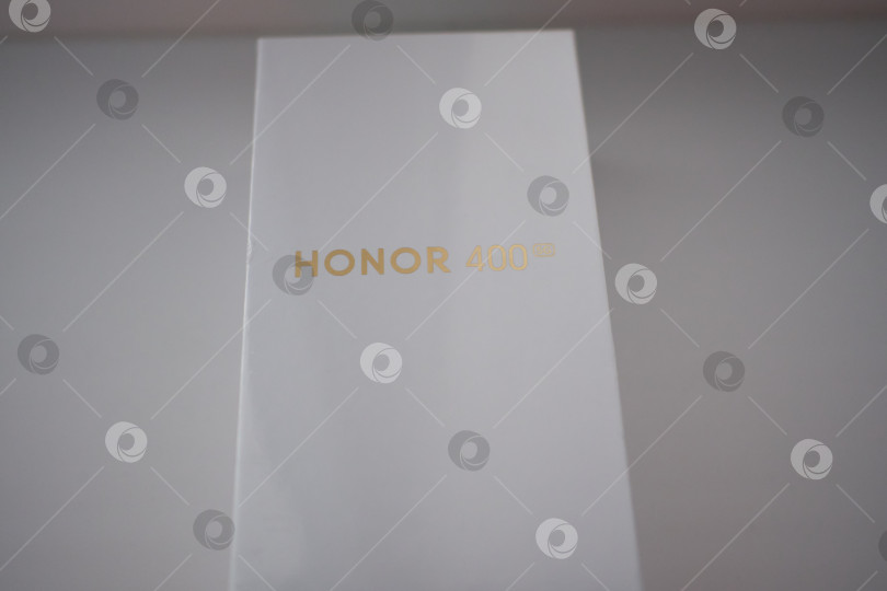 Скачать Тюмень, Россия - 15 августа 2025 года: Смартфон Honor 400 оснащен сенсорным дисплеем AMOLED с диагональю 6,55 фотосток Ozero